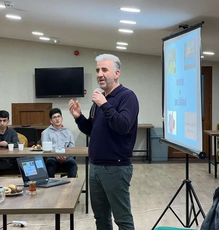 Eğitimci Yazar İbrahim Çoraklı Bal Eğitimi Konferansı 2