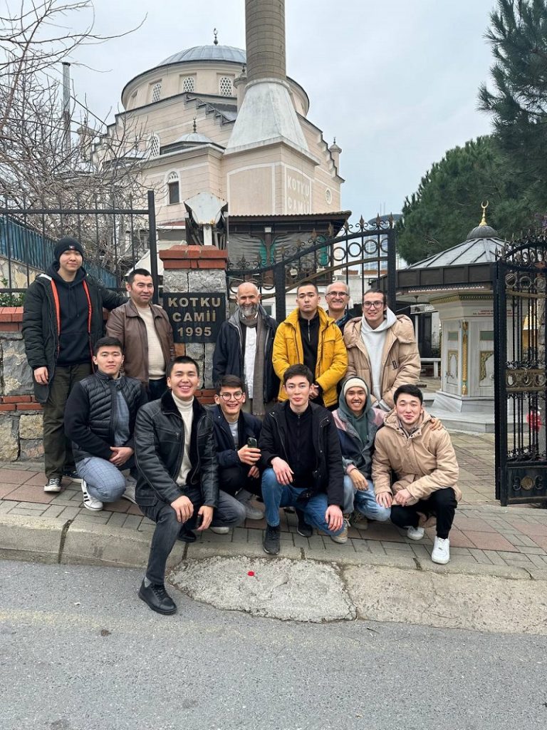Kartal Yurdumuzda Üniversiteli Kazak Öğrencilerin Kampı