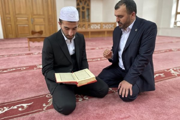 İstanbul Üsküdar'da Kuran kursuna giden 21 yaşındaki Mevlüt Ertem, günde 10 sayfa Kur'an-ı Kerim ezberleyerek, 66 gün gibi kısa sürede hafız oldu. ( Kenan Irtak - Anadolu Ajansı )